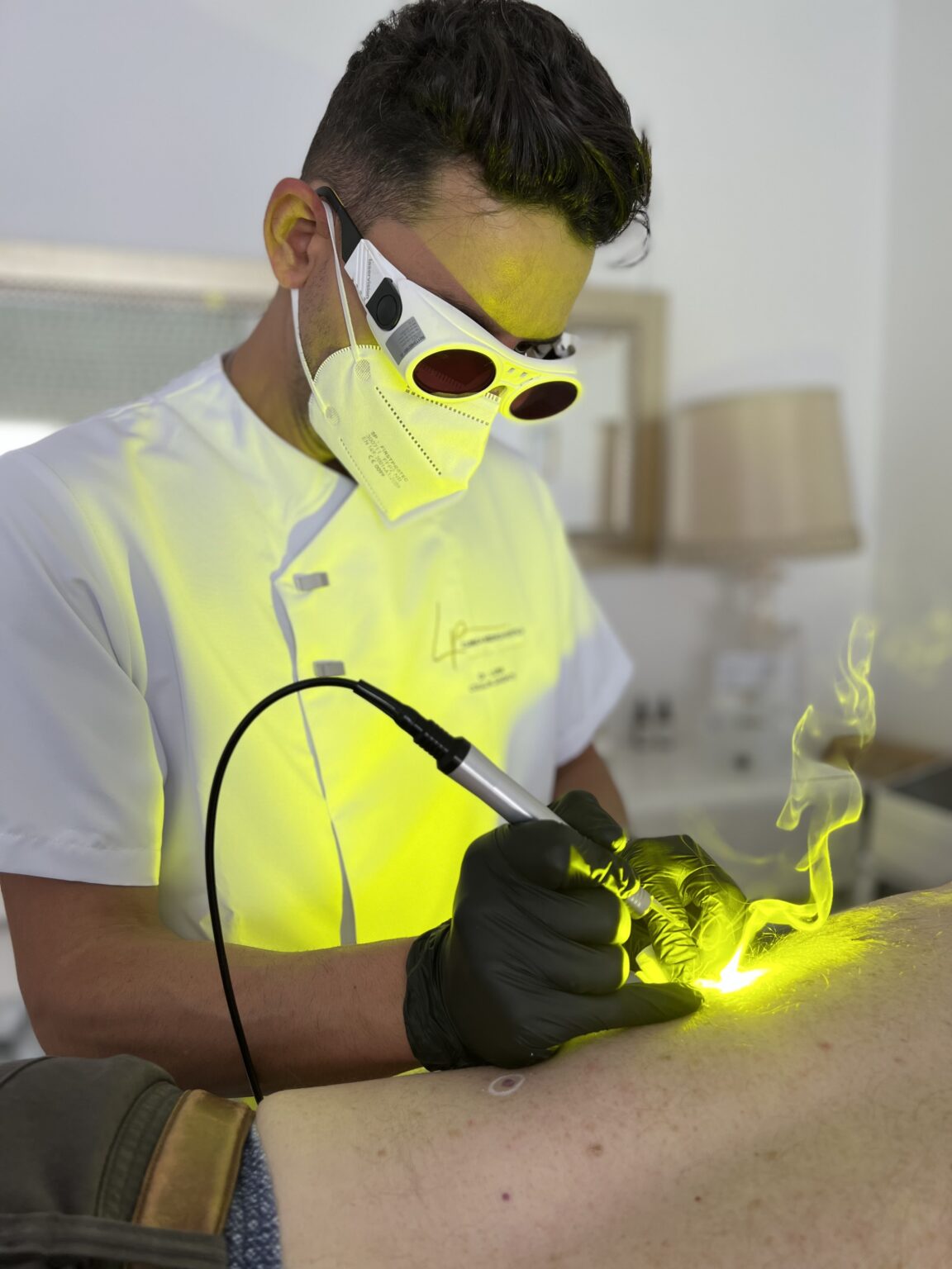 El Dr Luna realizando un análisis de piel en consulta médica estética en A Coruña.