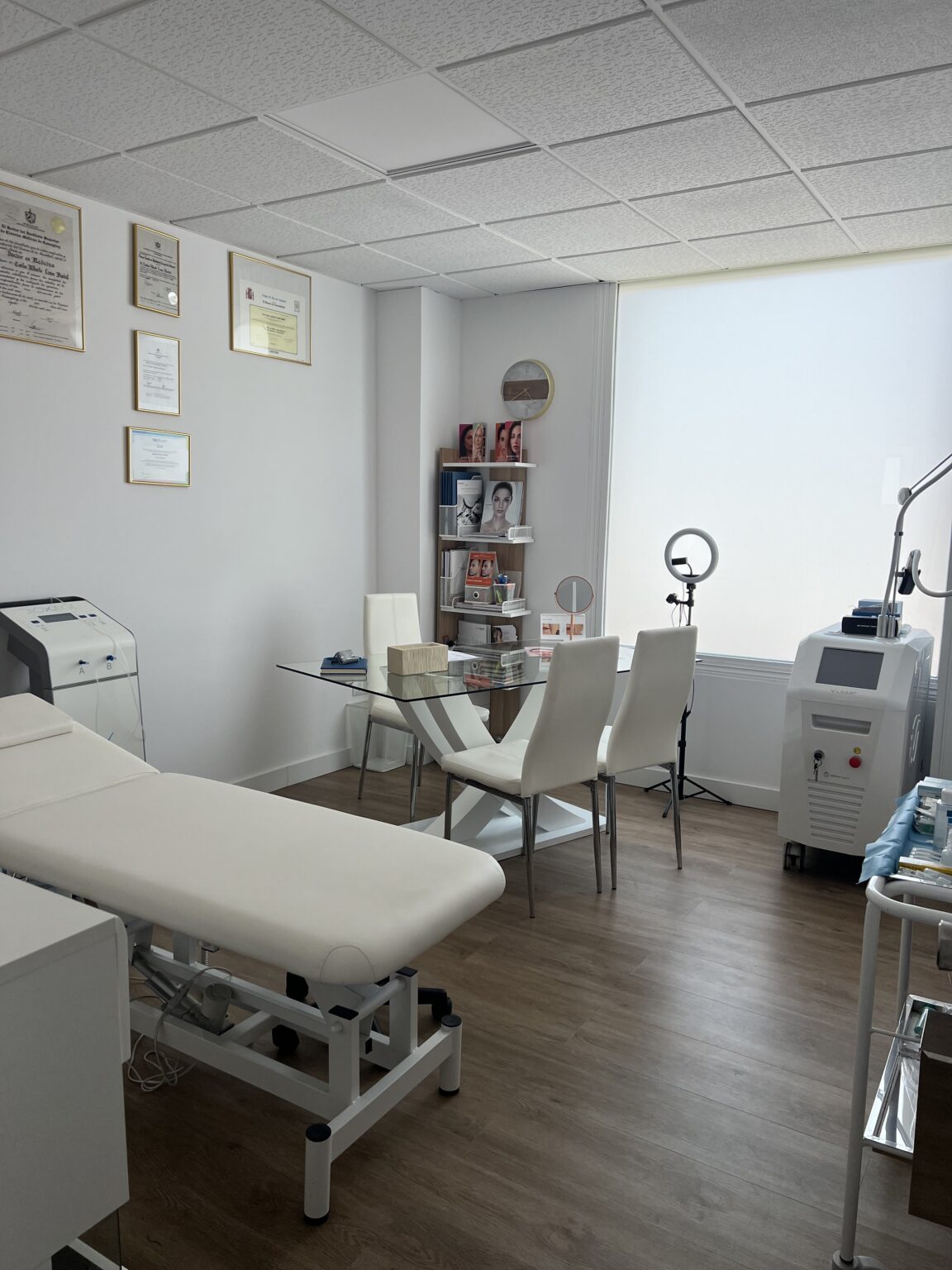 Tratamiento facial para ojeras y bolsas en clínica médica estética cerca de Ferrol.